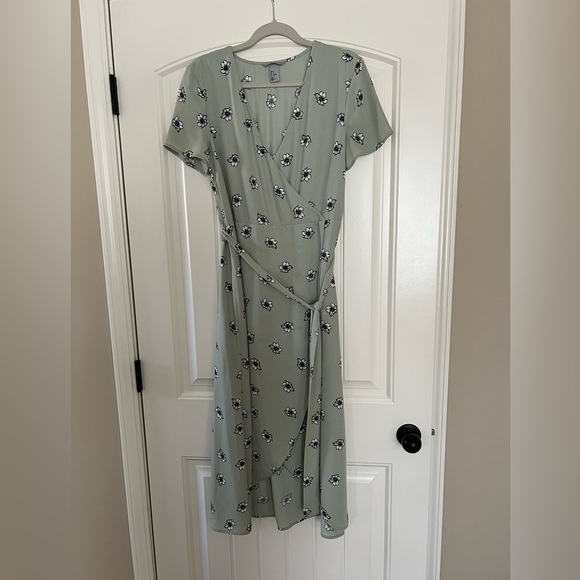 H&M Women’s Sage Green Floral Dress - Picture 1 of 4
